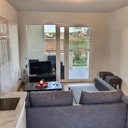 Appartement A 500m De La Mer Confortable Pour 4 Personnes Avec Terrasse Et Jardin *